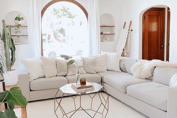 漂亮的起居室有奶油色的沙发和波西米亚口音。