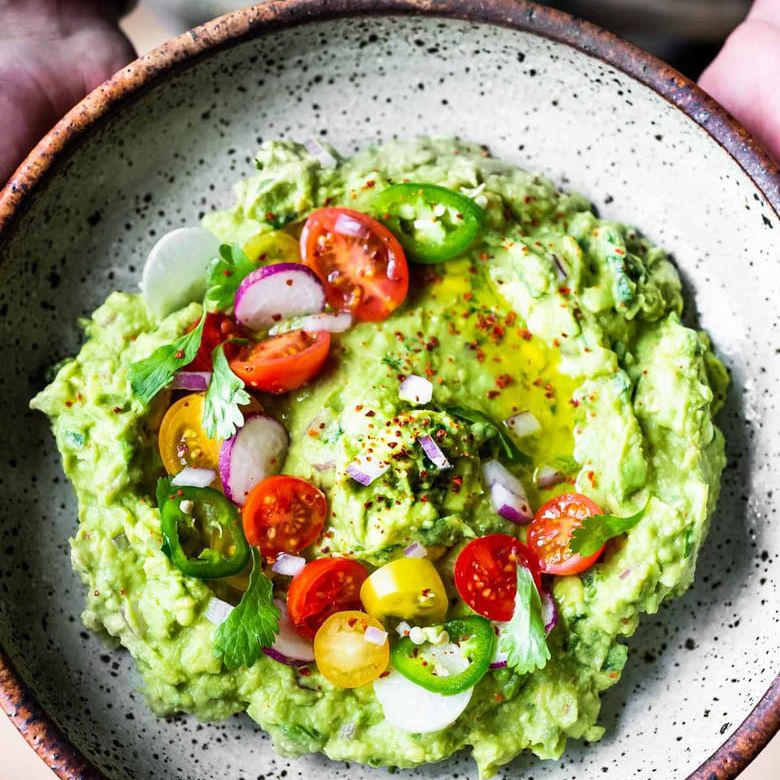 传统的鳄梨酱配上番茄和jalapeño辣椒