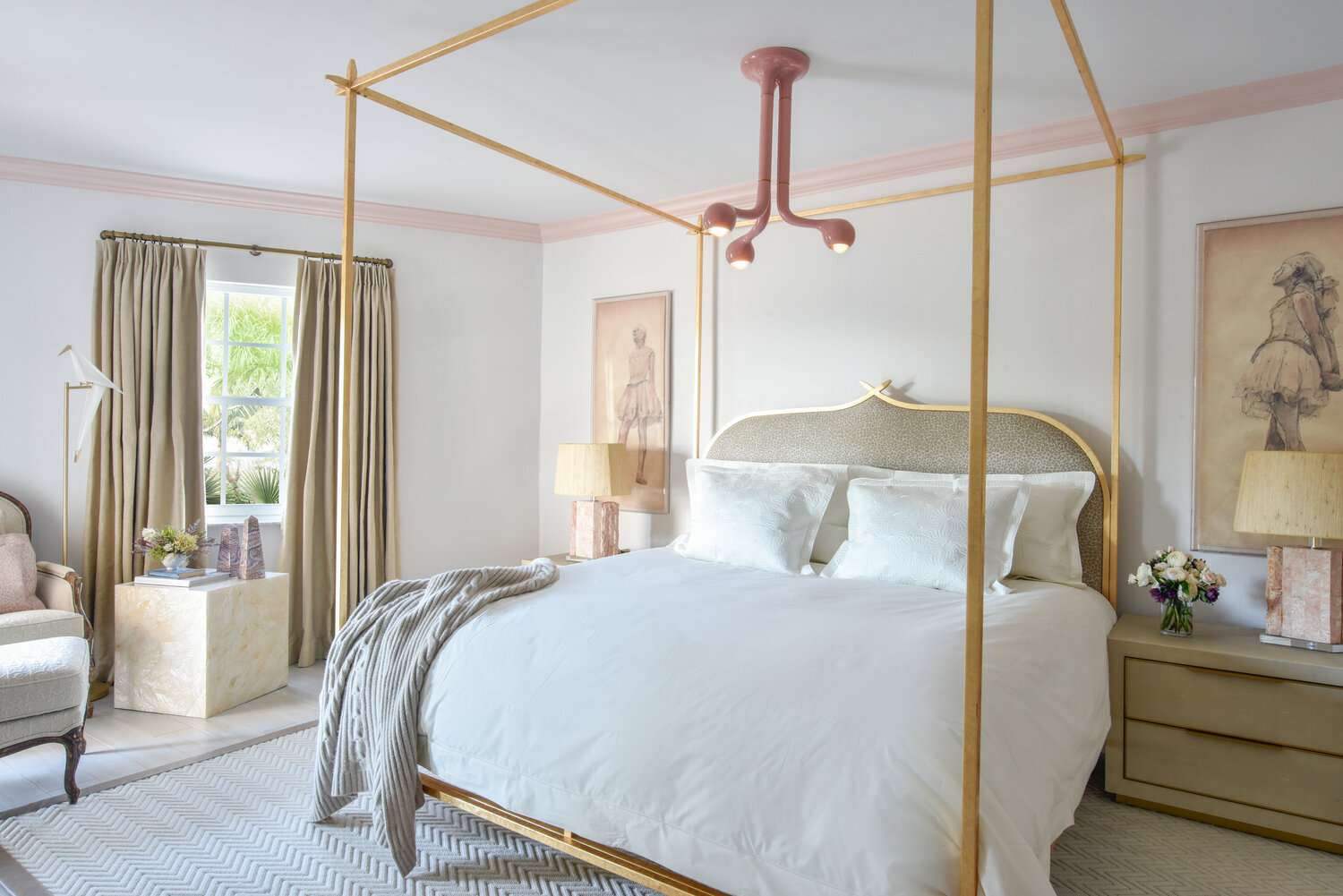 粉红色的卧室天花板