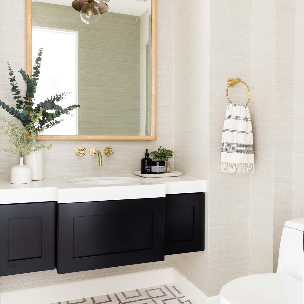 一间铺着象牙色墙纸的浴室