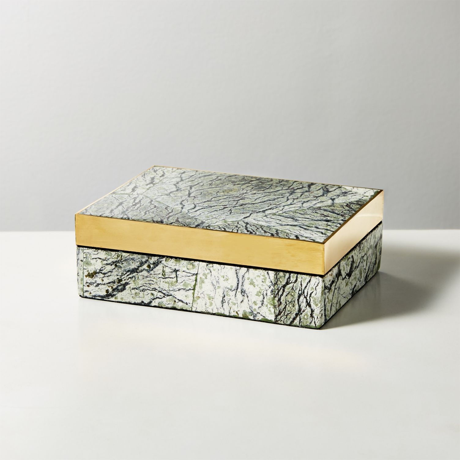 一石盒与CB2金装饰。