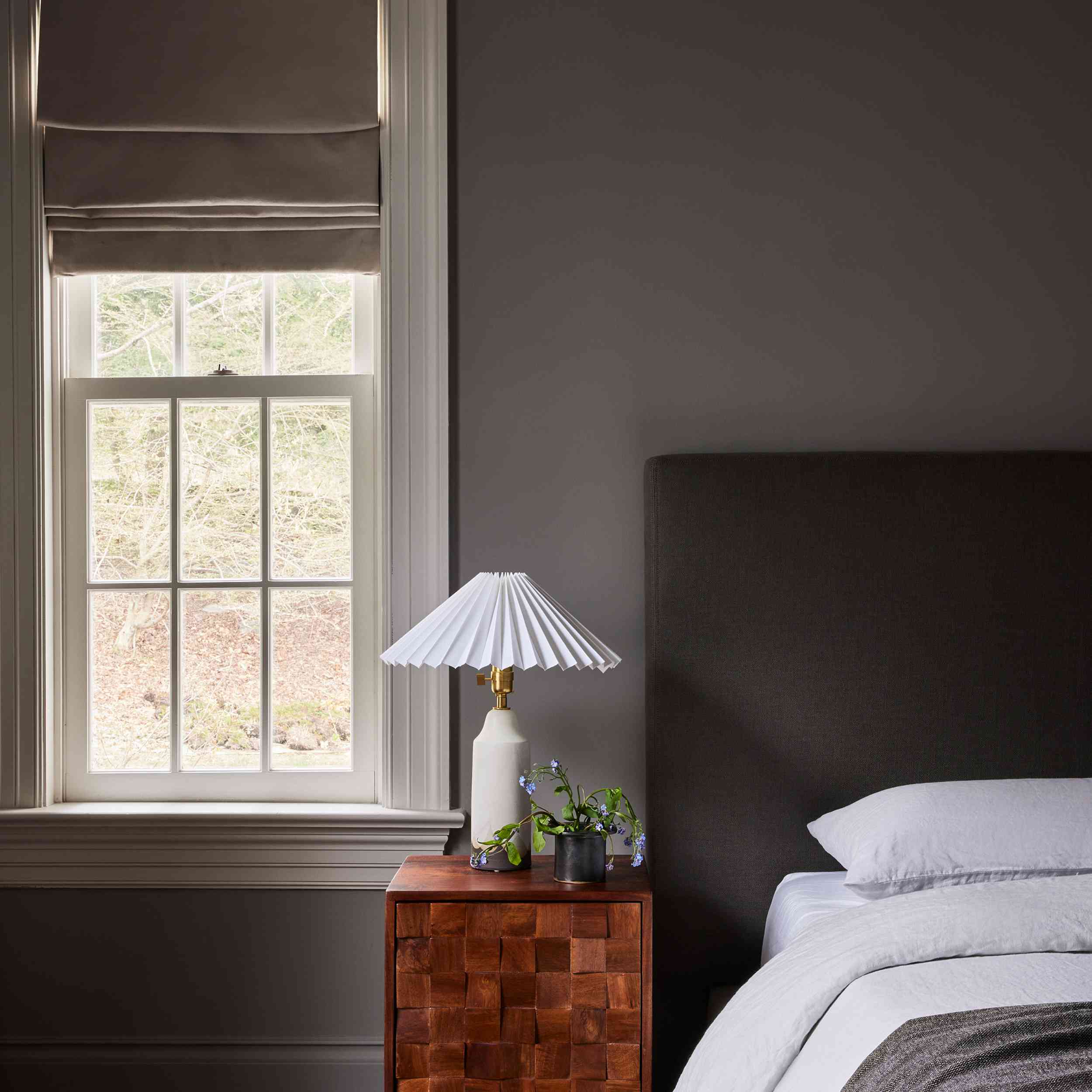 康涅狄格州农舍家庭游览 - 卧室有灰色的墙壁和床头板和木头床头柜