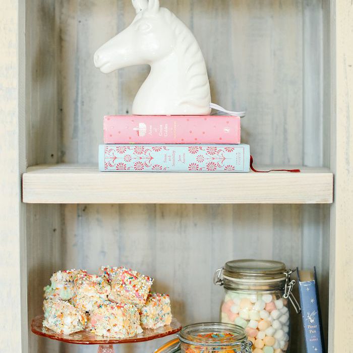 以麒麟为主题的孩子的生日派对款待