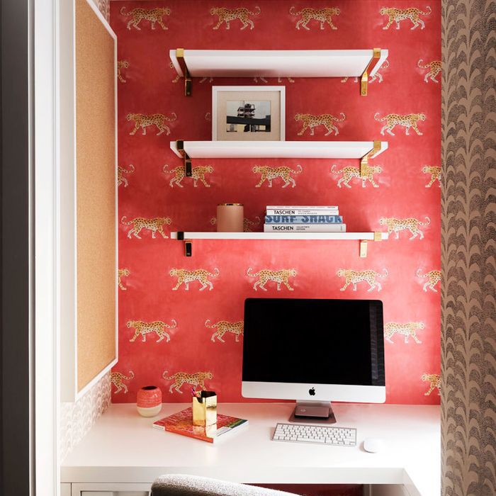 与动物印花和分层白色开销搁置在家办公功能，红色的墙纸