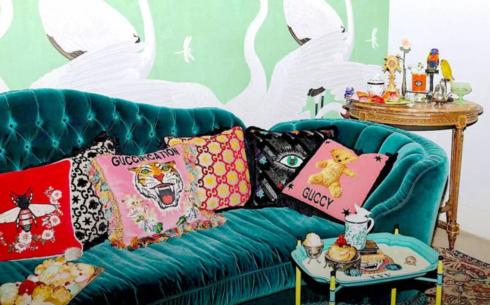 多彩的客厅与印刷抱枕