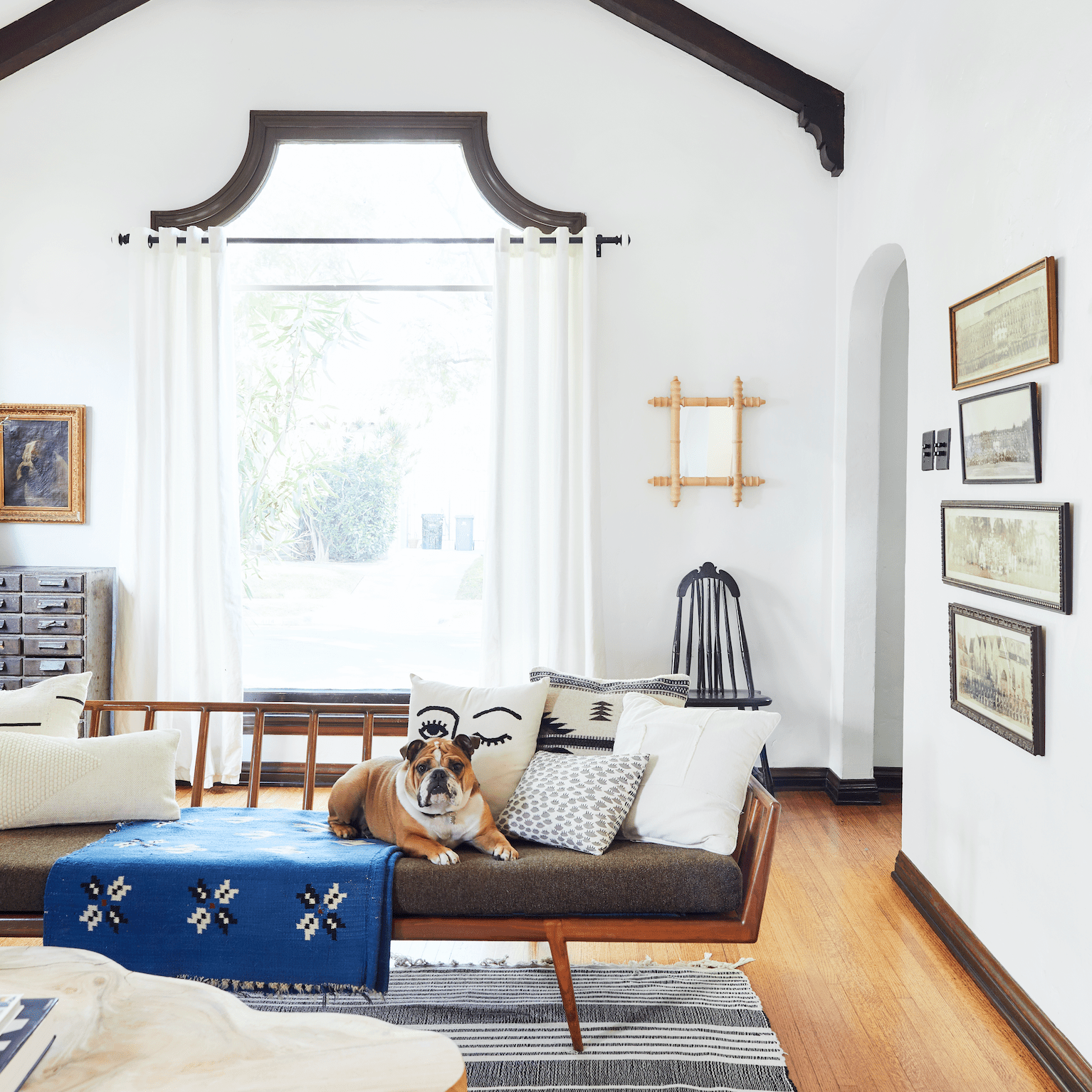 Emily Henderson营销总监Michael Keck的起居室