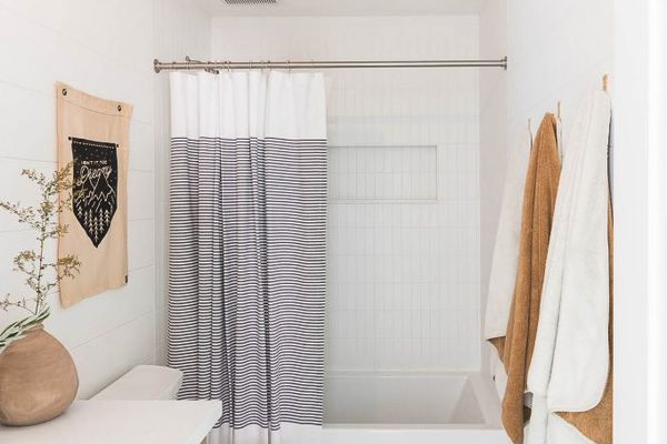 带浴缸的整洁的白色浴室