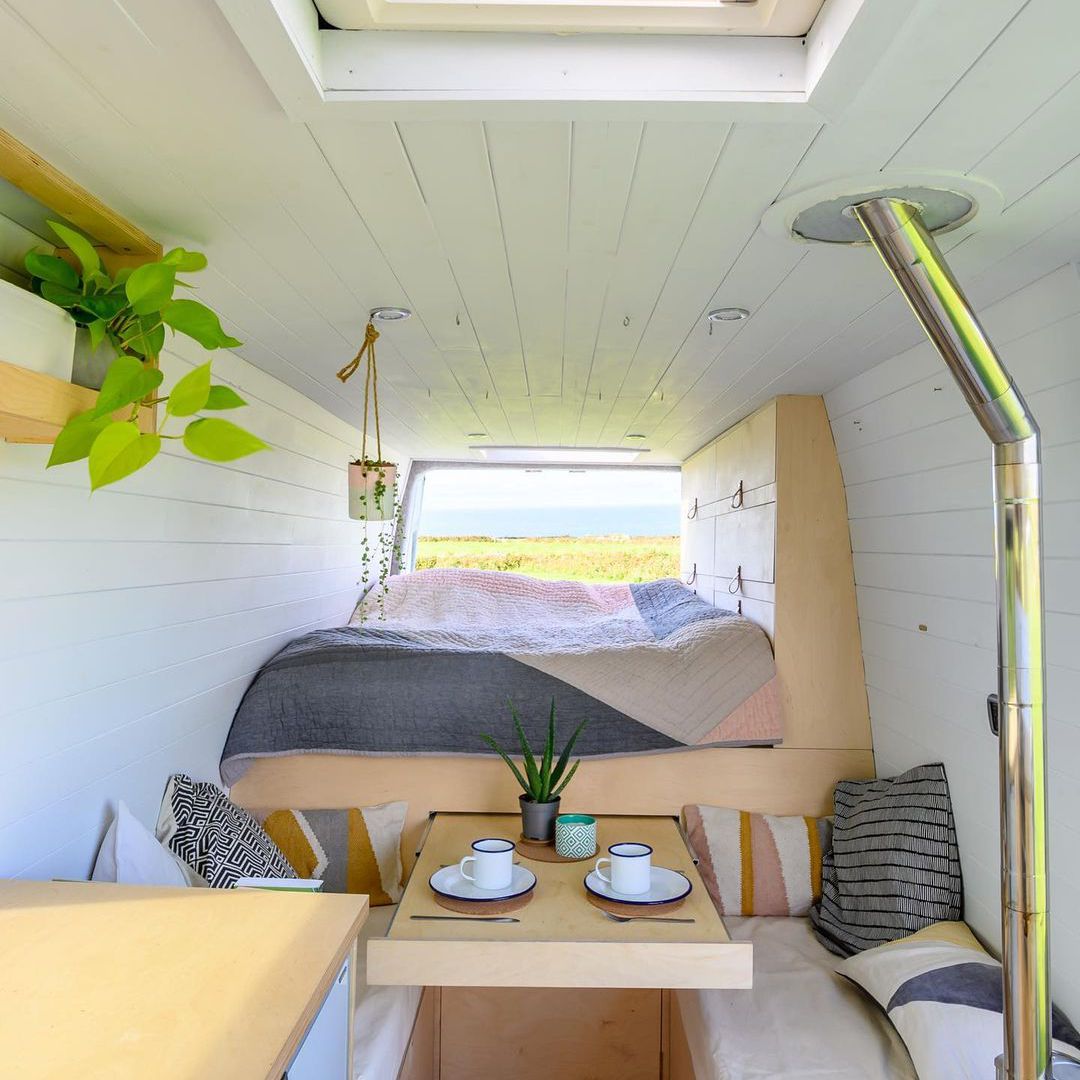 微小的家庭晴朗的内部有床和用餐的nook的。