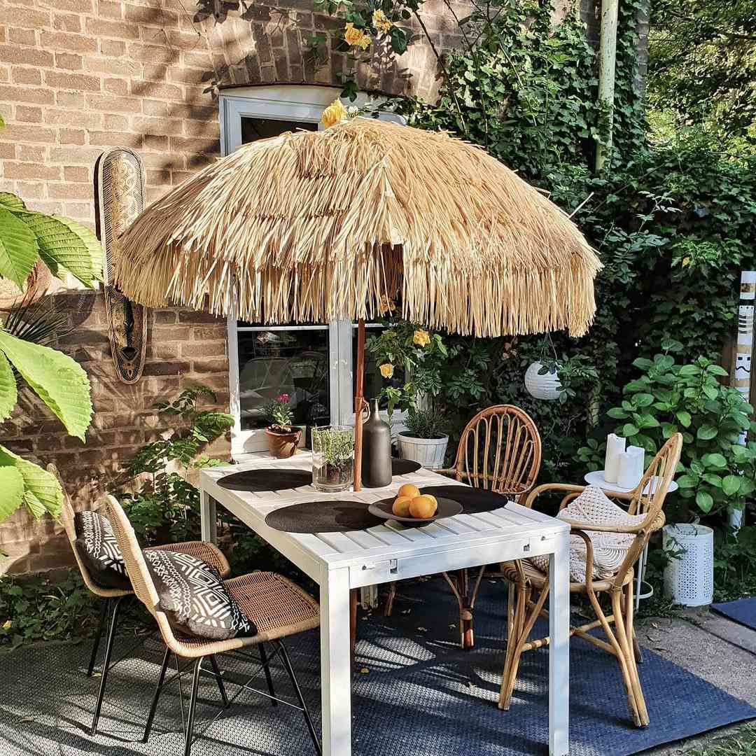 有tiki伞的乐趣室外餐桌。