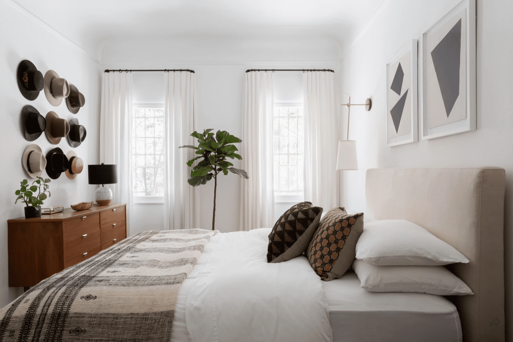 一间卧室，有纯粹的白色窗帘