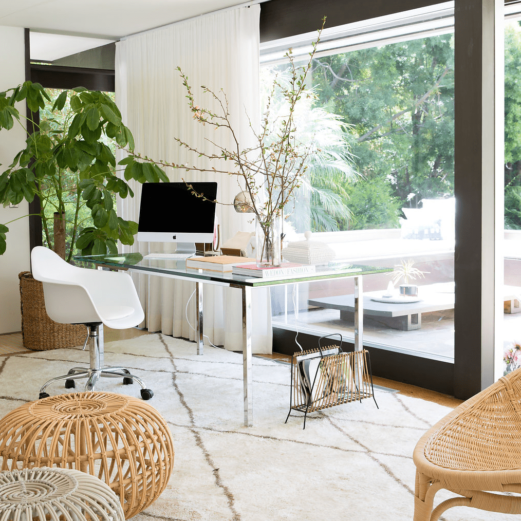 一个被白色窗帘覆盖的窗口衬里墙壁