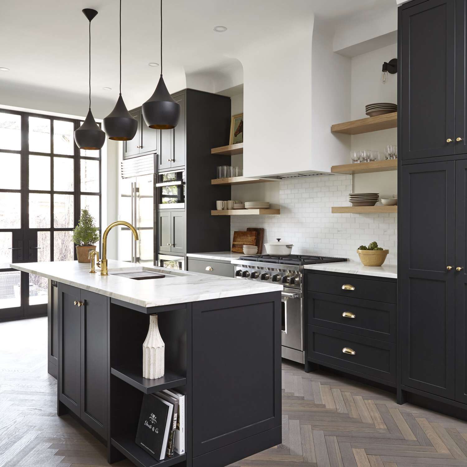 黑色的橱柜里贴着地铁瓷砖