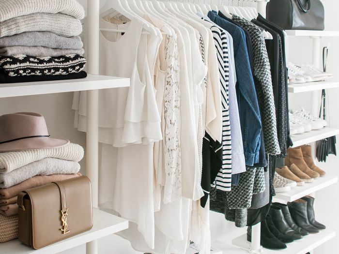 整洁和有组织的衣橱。