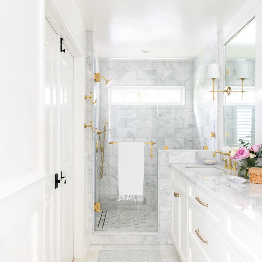 带灰色瓷砖衬里淋浴的白色浴室