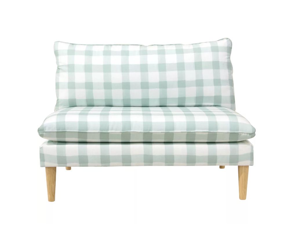 一个薄荷绿和白水牛检查爱情座椅。