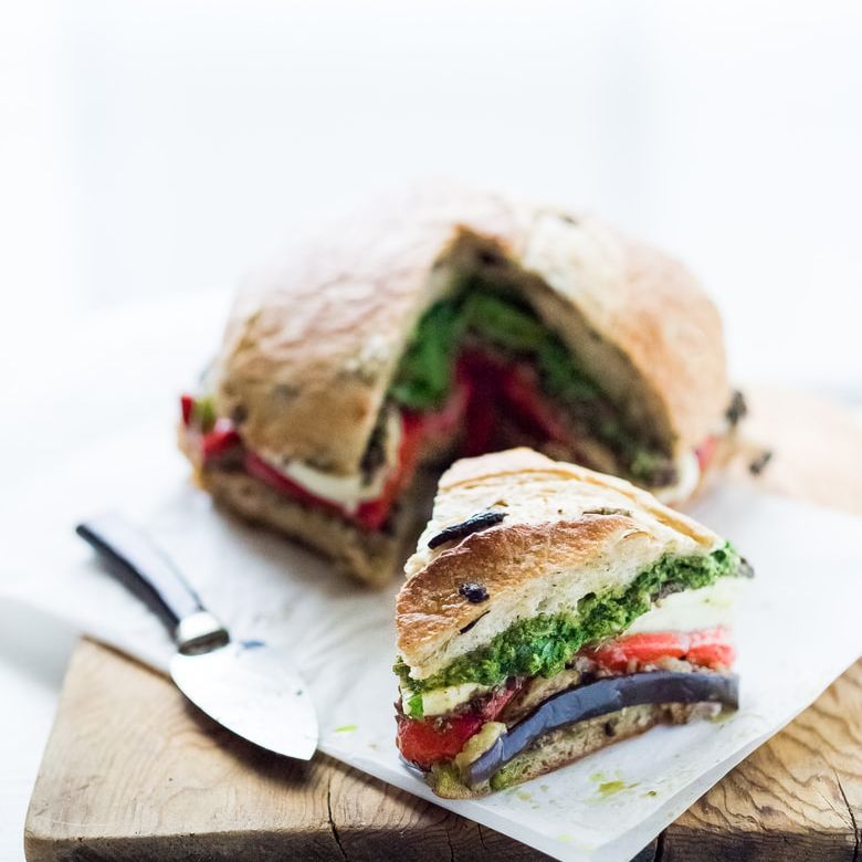 烤茄子muffuletta三明治