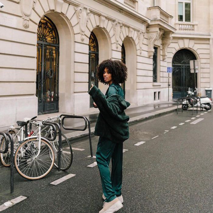 酷机场衣服与父亲厚实的运动鞋