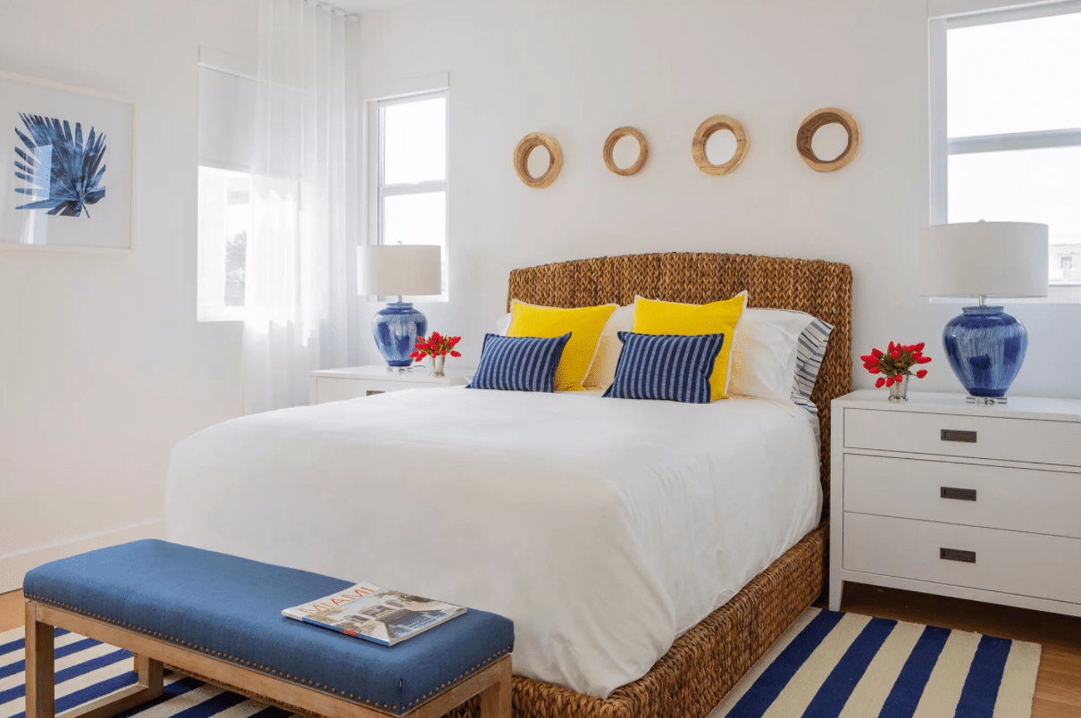 一个有纯粹的白色窗帘的海滩卧室