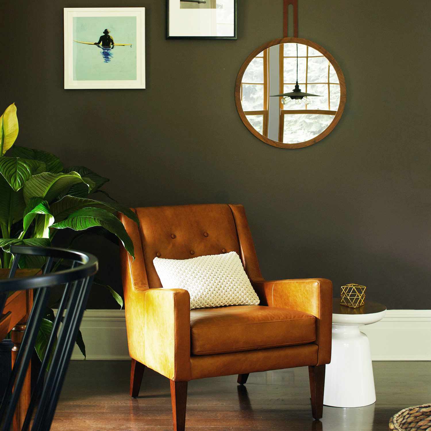 一个三件套画廊墙在阅读角落里