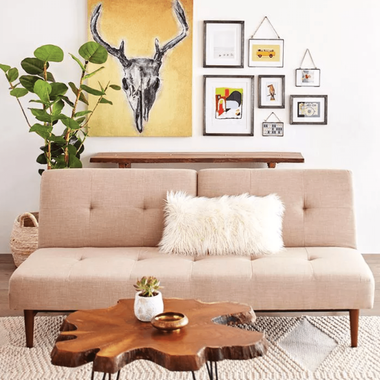 一种无臂的、灰蒙蒙的粉红色情人，位于起居室里”class=