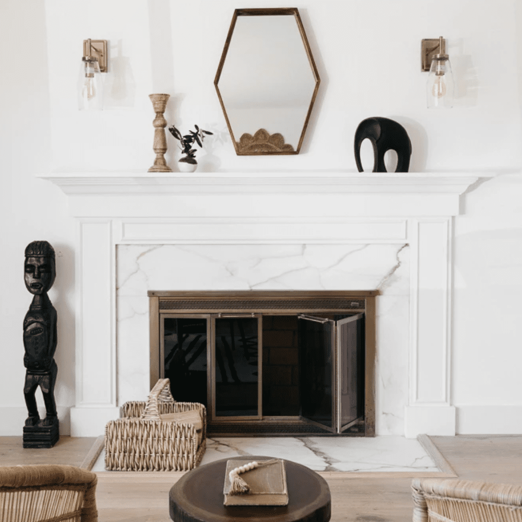 一个白色的客厅，有黑色金色的口音