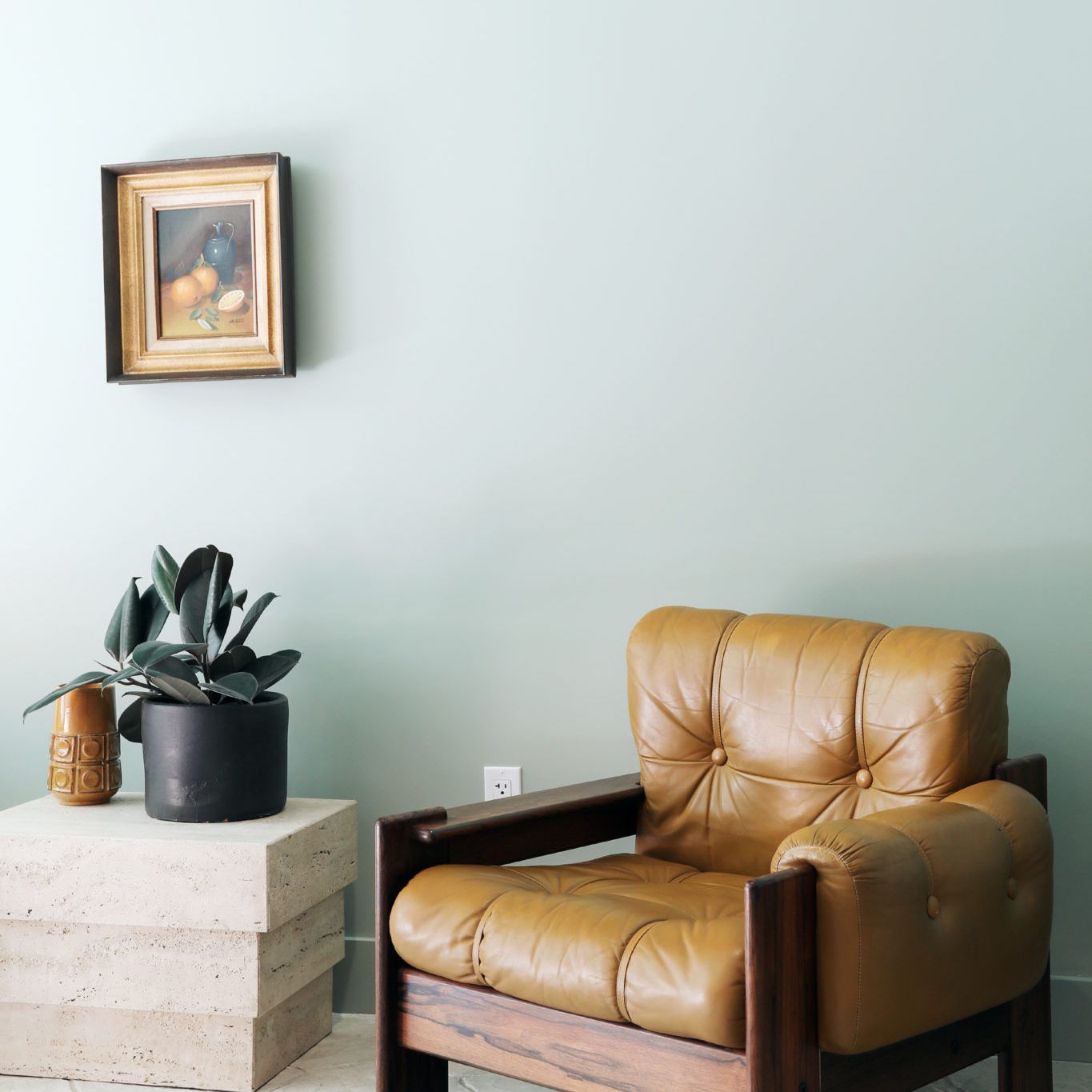 浅绿色的墙壁和棕色的椅子。