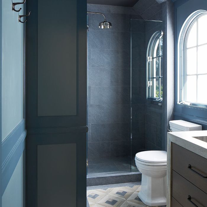 用石板和石灰砖穆迪蓝色浴室。