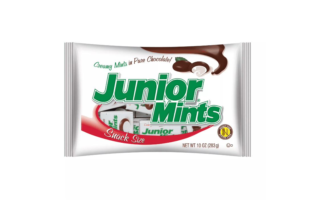 一个零食包，里面装满了小薄荷糖。