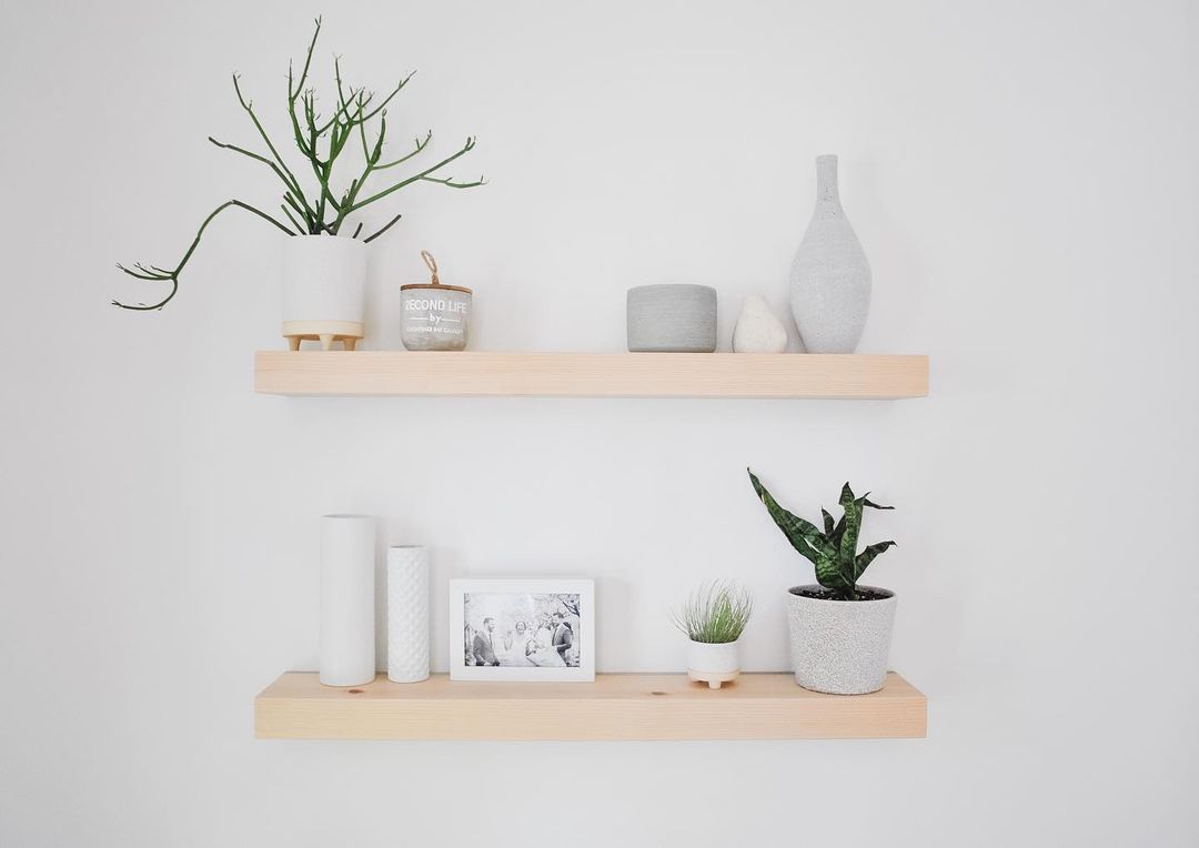 墙上有浮动架子