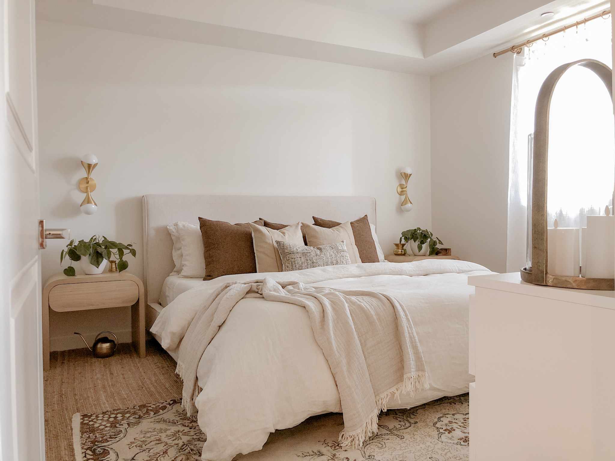 女王和全床之间有什么区别？- 带大床的中性卧室