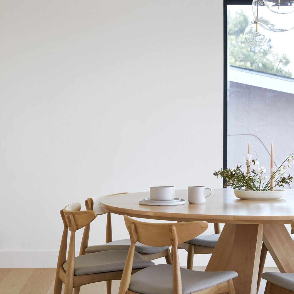 几个现代吊灯下面的圆形厨房桌子