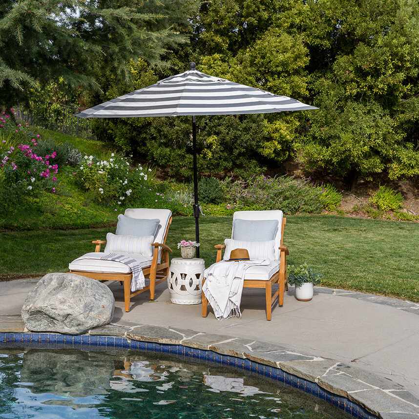 游泳池边休息的椅子。