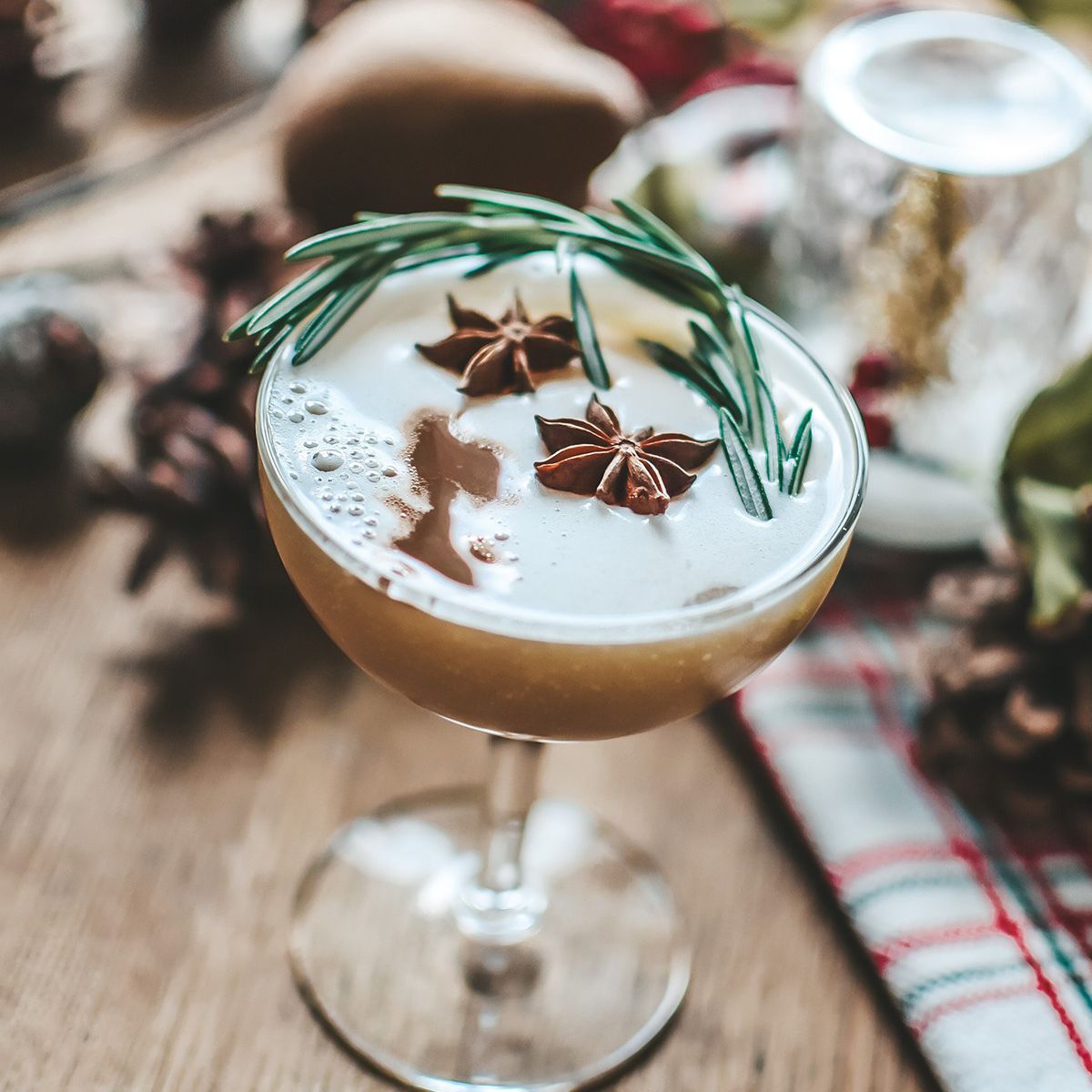 梨威士忌酸杯配以八角和迷迭香装饰。