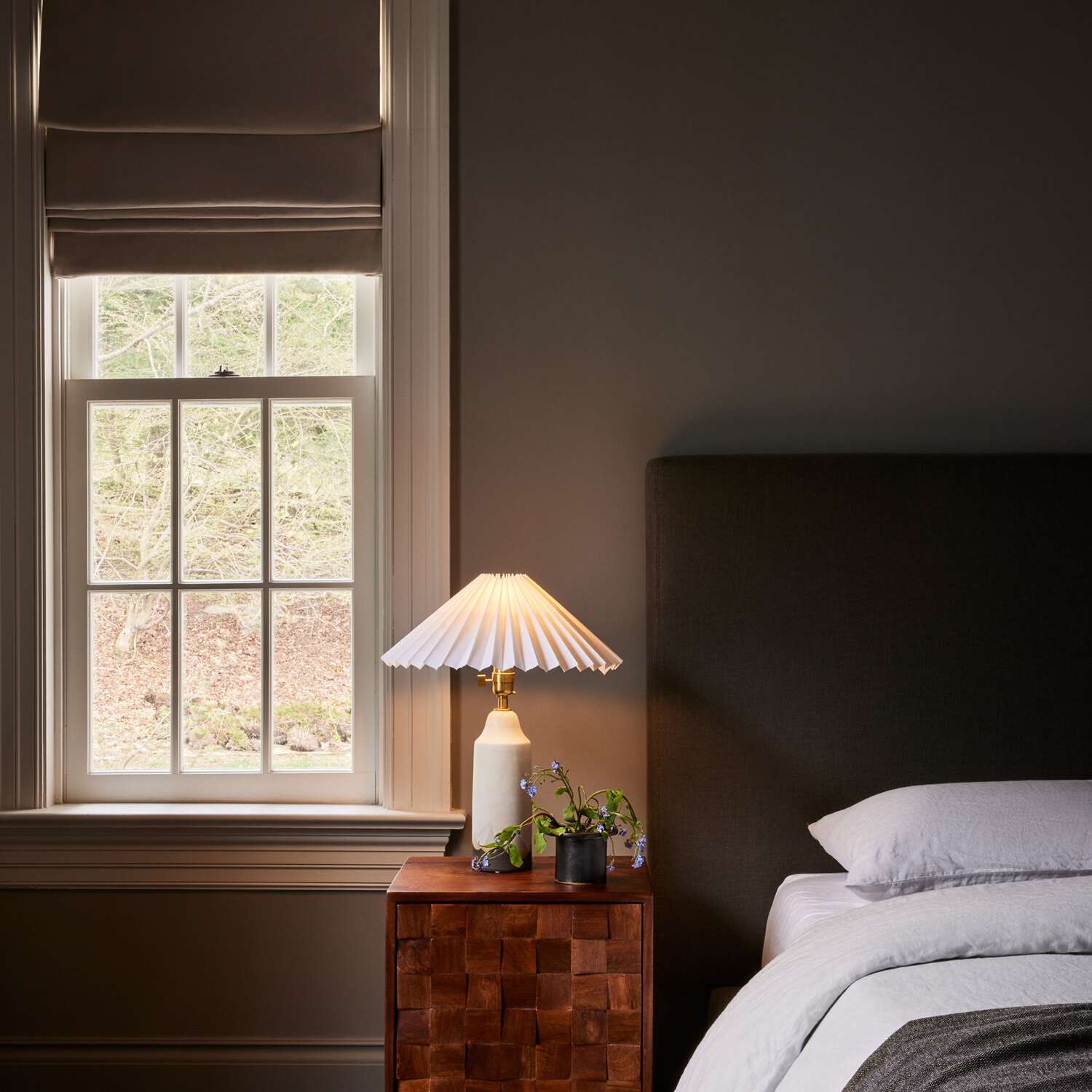 小床头柜旁边的一张低调的床