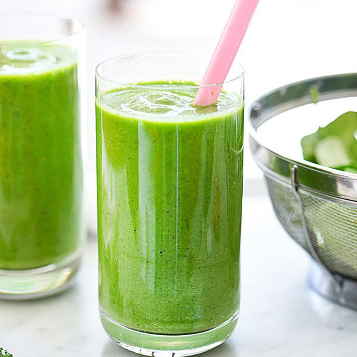 菠萝和菠菜绿冰沙