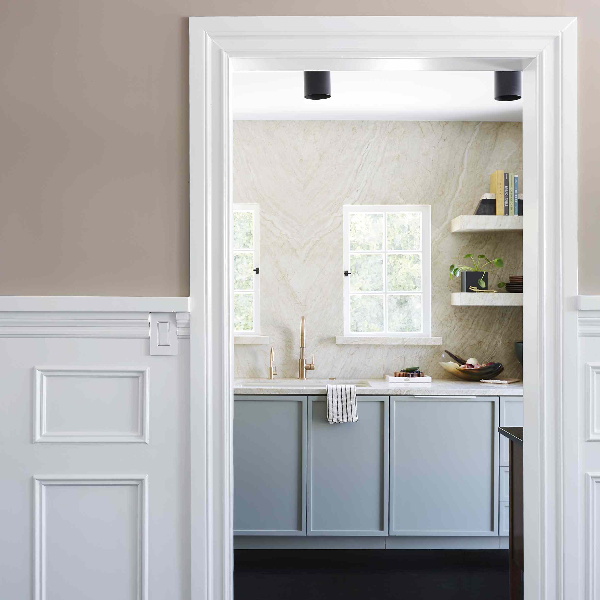 浴室上的淡紫色油漆