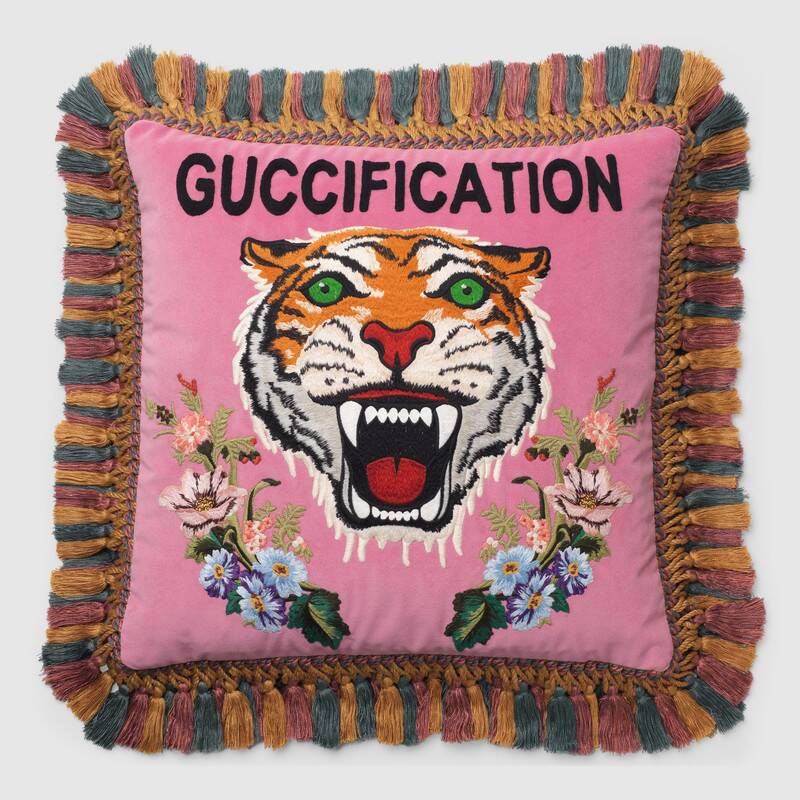 粉红色的抱枕与流苏边吼叫的老虎读取Guccification。
