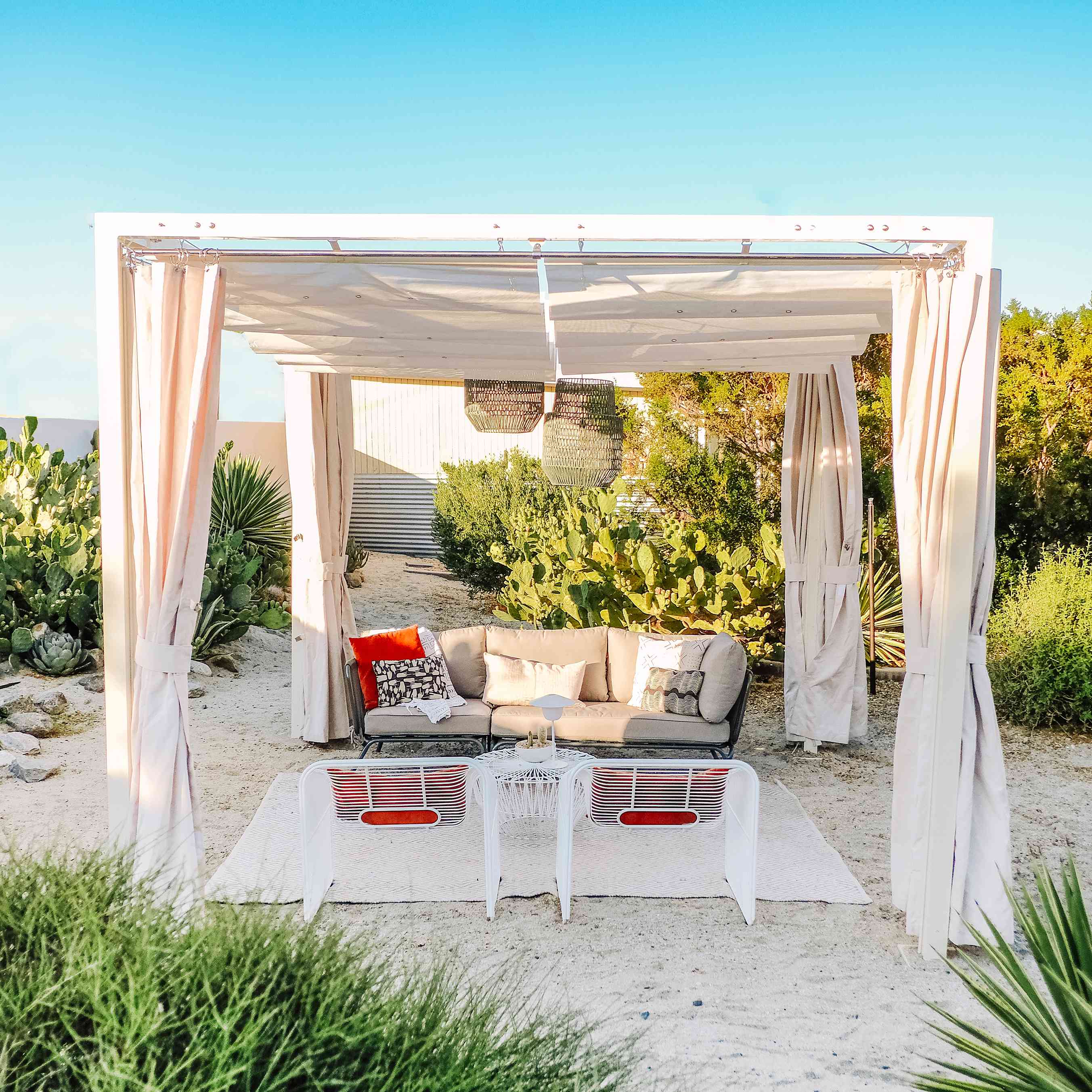 树冠在沙漠院子里创造了阴影。