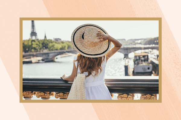 在法国看埃菲尔铁塔的女孩。