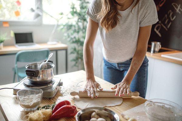 做薄饼面团的妇女自创