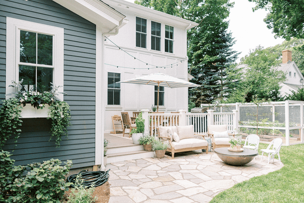 后院有草地和露台。