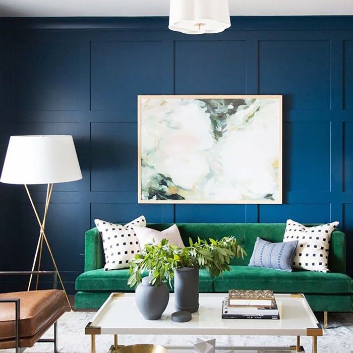 小客厅，深蓝色的墙壁