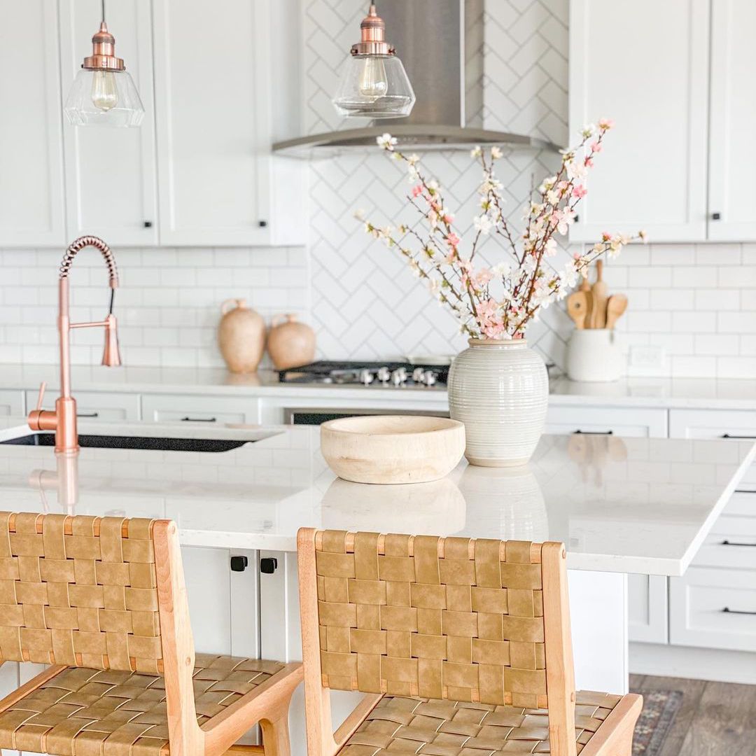 白色的厨房带有粉红色的铜色调