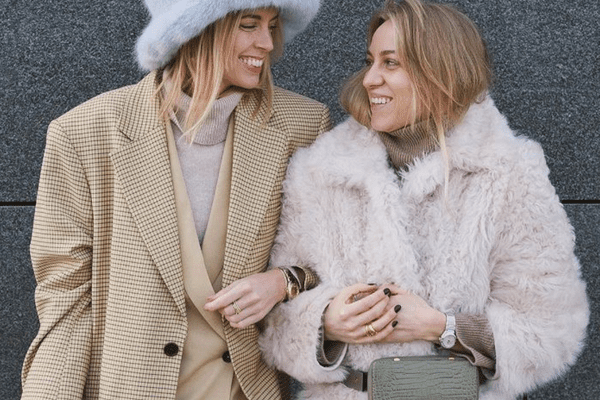 两个女人手挽着手