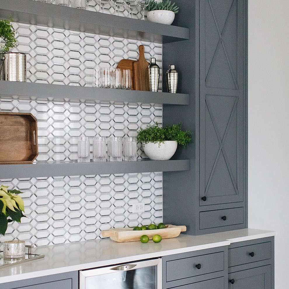 板岩灰色橱柜与图案壁纸