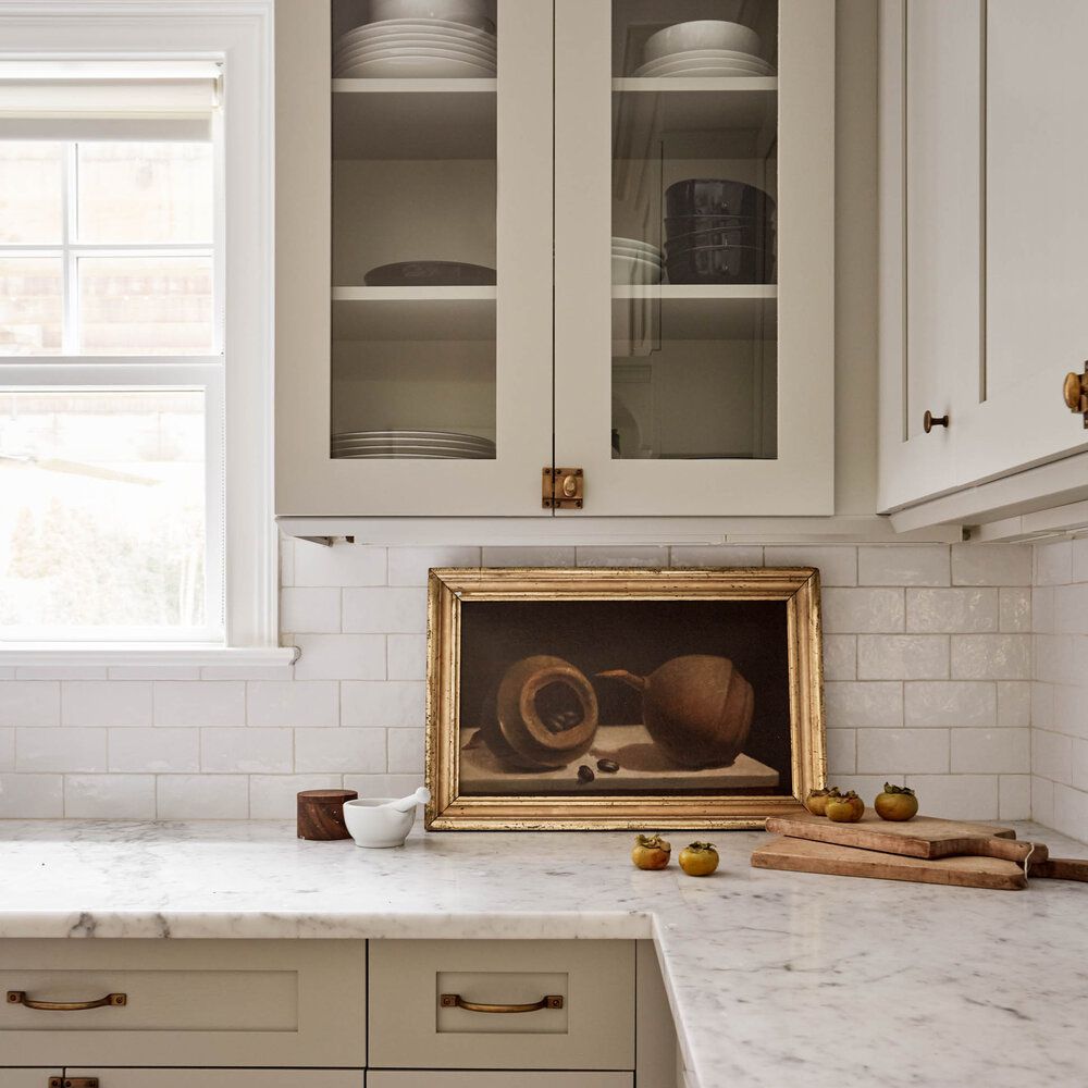 有象牙橱柜的厨房