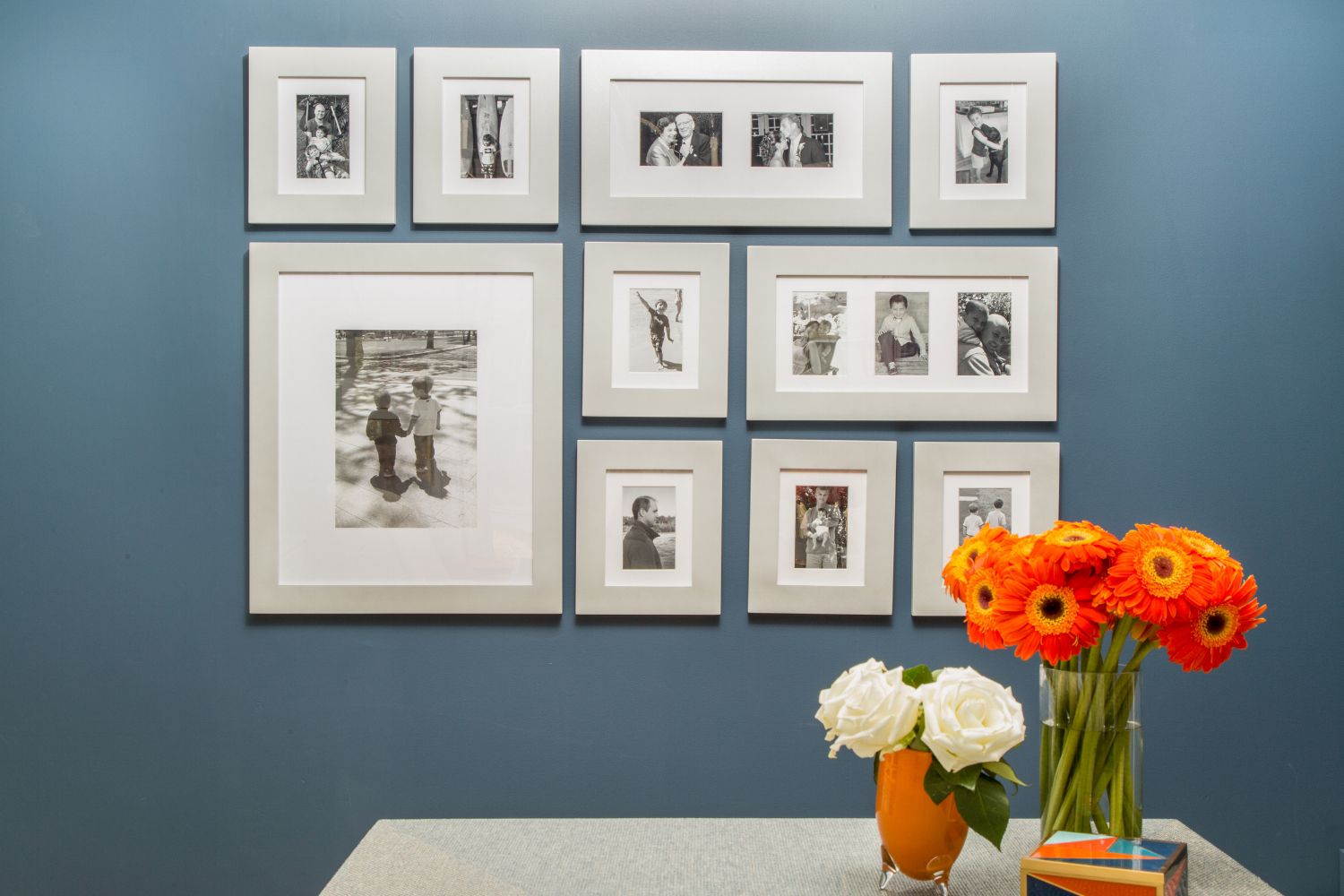 黑白圆滑的画廊墙。