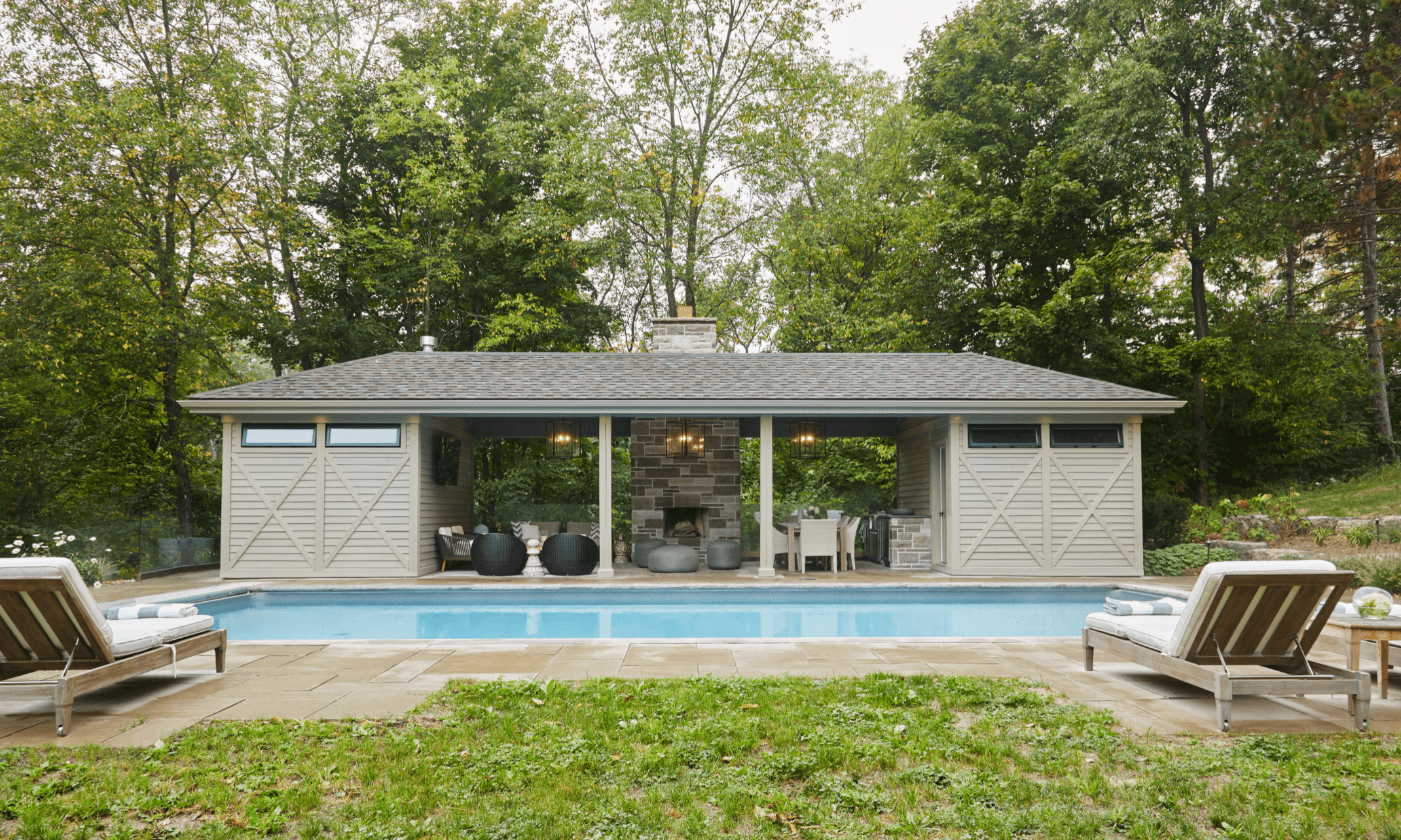 带客厅的泳池房