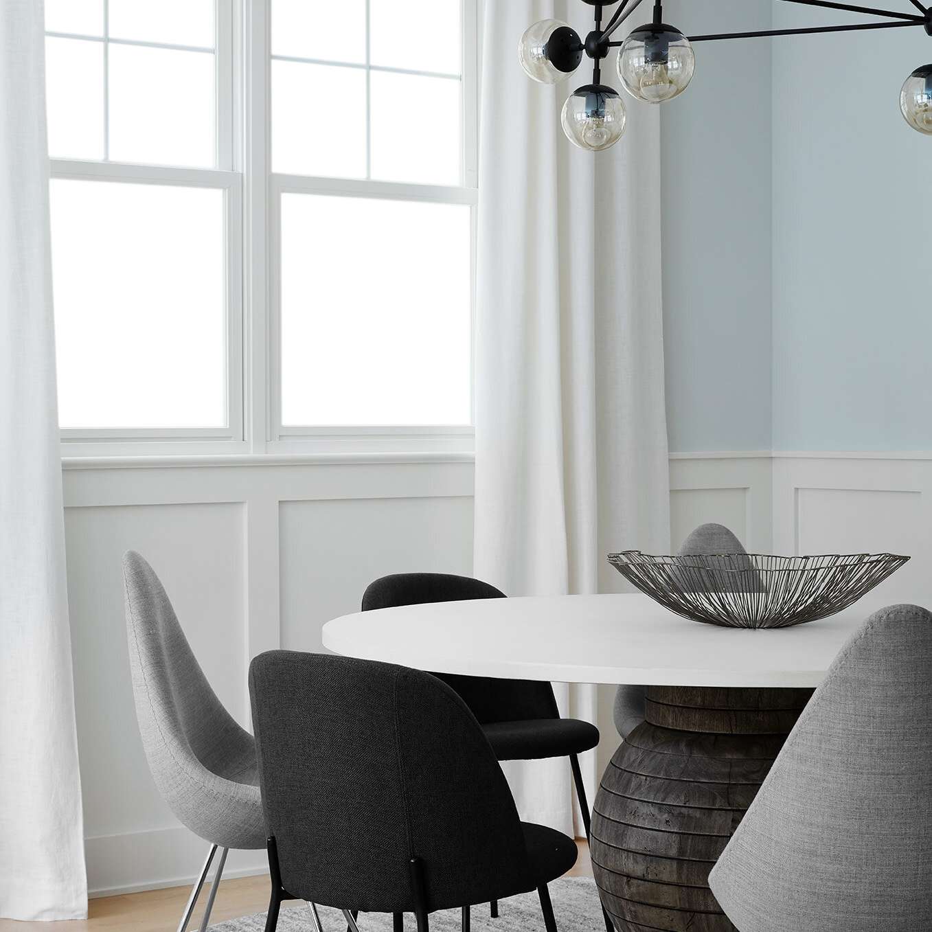 一张白色的厨房桌子，上面有一个黑色的金属碗