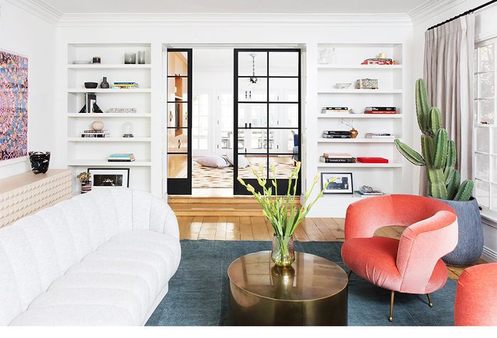 客厅里装饰整齐的书架